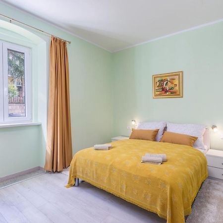 Apartment Lazzarich With Terrace Poreč Kültér fotó
