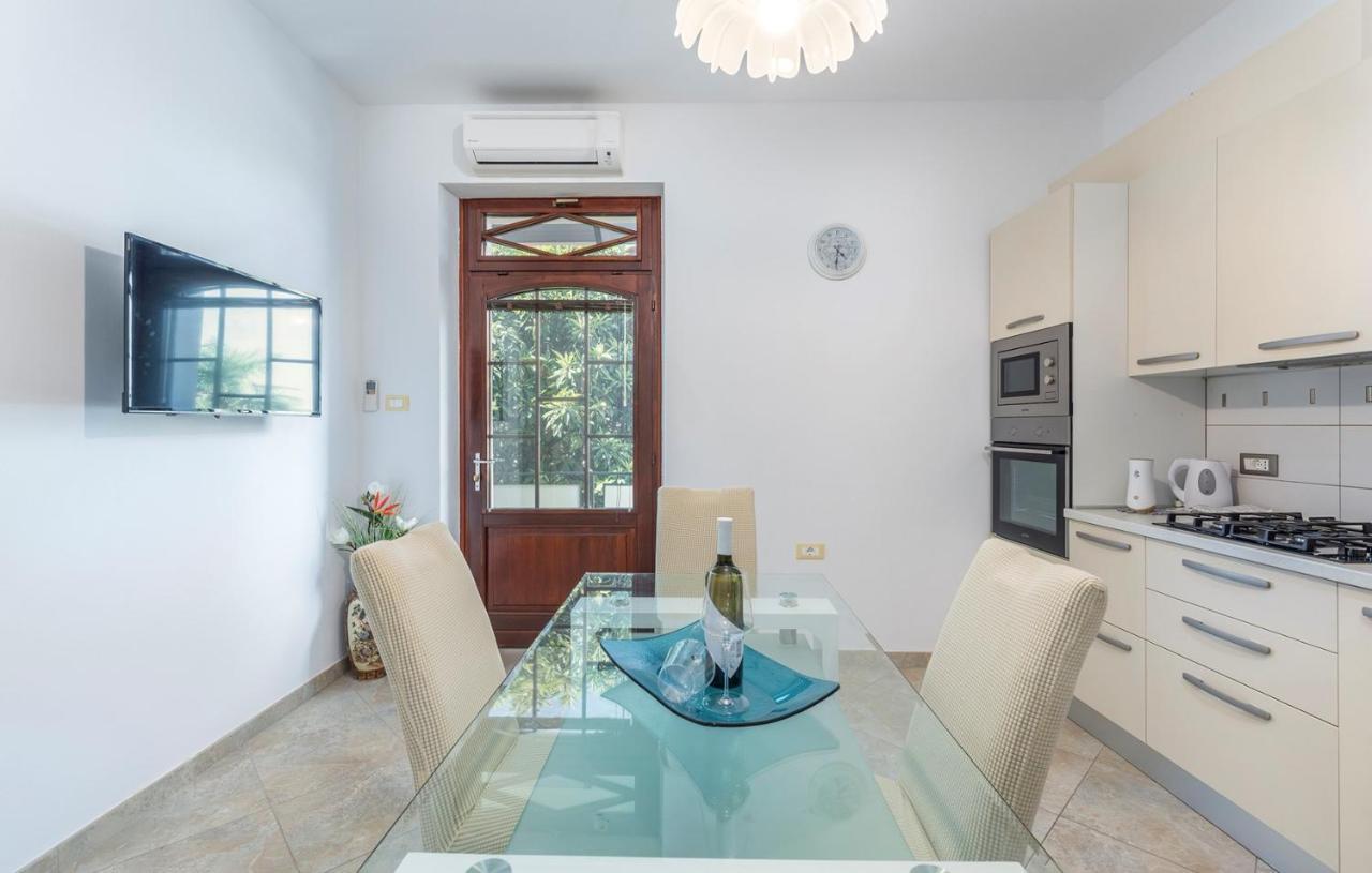 Apartment Lazzarich With Terrace Poreč Kültér fotó
